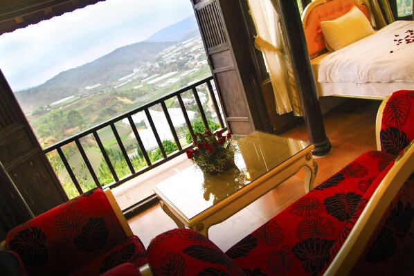 Deluxe Bungalow | Minibar, in-room safe, desk, blackout curtains