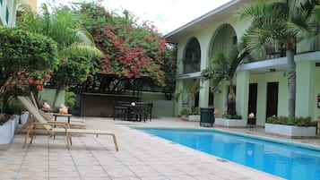 Piscine extérieure, chaises longues