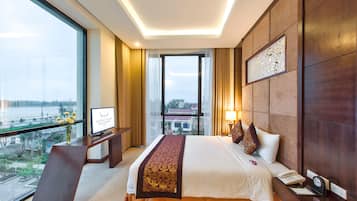 Grand Suite | Minibar, in-room safe, desk, blackout curtains