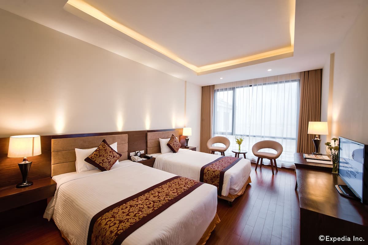 Kamar Deluks | Minibar, brankas, meja kerja, dan tirai kedap cahaya