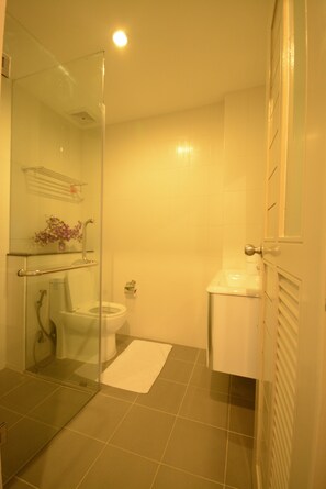 Shower, free toiletries, hair dryer, bidet - The Patong Center Hotel (Patong)
