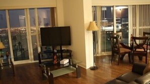 Living room - Absolute Furnished Suites - by Mirage (Mississauga)