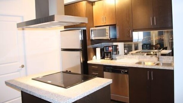 Private kitchen - Absolute Furnished Suites - by Mirage (Mississauga)
