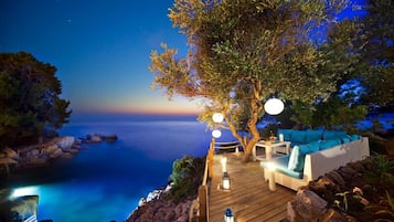 Alberca al aire libre por temporada y sombrillas en la alberca