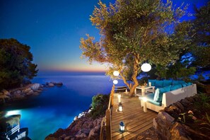 季节性开放的室外游泳池，池畔遮阳伞，日光浴躺椅