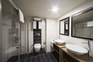 Standard Suite | Bathroom | Shower, rainfall showerhead, free toiletries, hair dryer - Delta Hotel Istanbul (Istanbul)