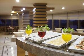 Petit déjeuner buffet (5 EUR par personne)