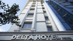 El exterior del Delta Hotel en Estambul, con un estilo arquitectónico clásico, amplias ventanas y una entrada destacada.