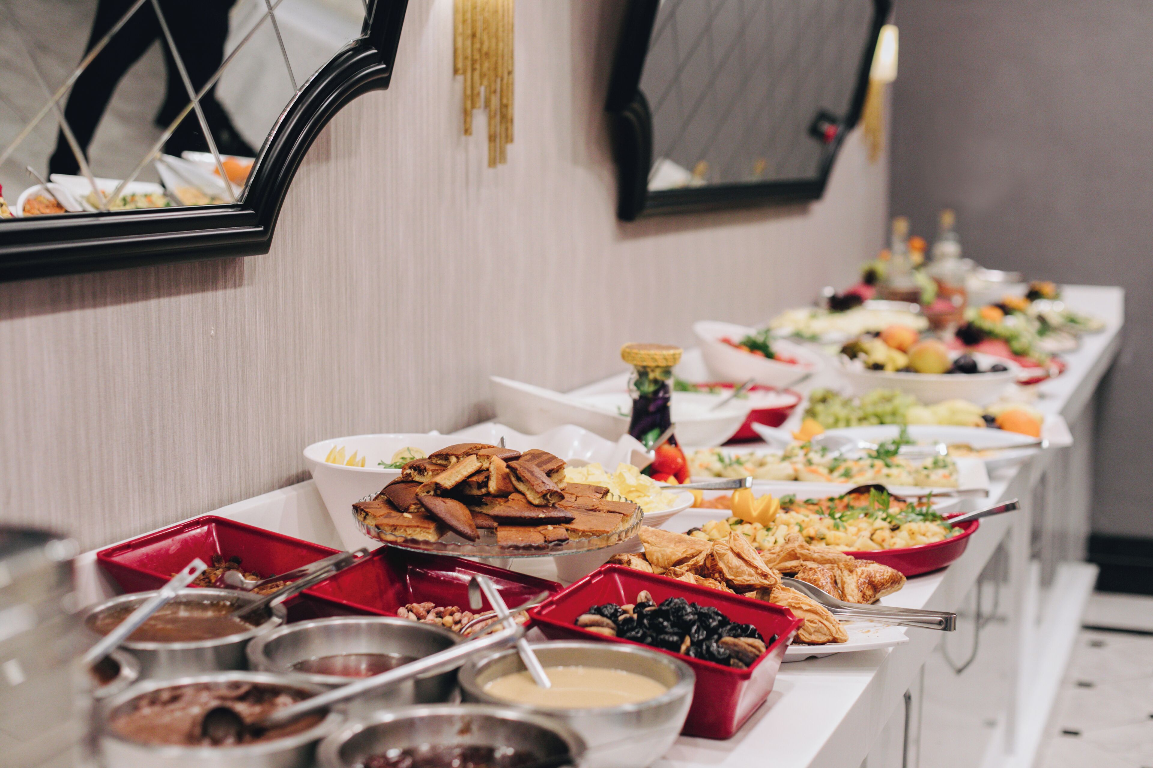 Een buffet met diverse gerechten en bestek.