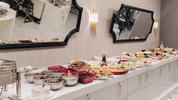 Desayuno buffet los fines de semana (EUR 15 por persona)