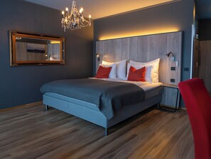 Habitación superior, 1 cama de matrimonio grande, vistas al mar | Ropa de cama de alta calidad y sistema de insonorización