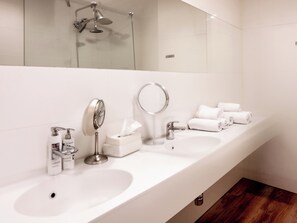 高級客房, 1 張特大雙人床, 海景 | 浴室 | 淋浴設備、免費盥洗用品、吹風機、毛巾