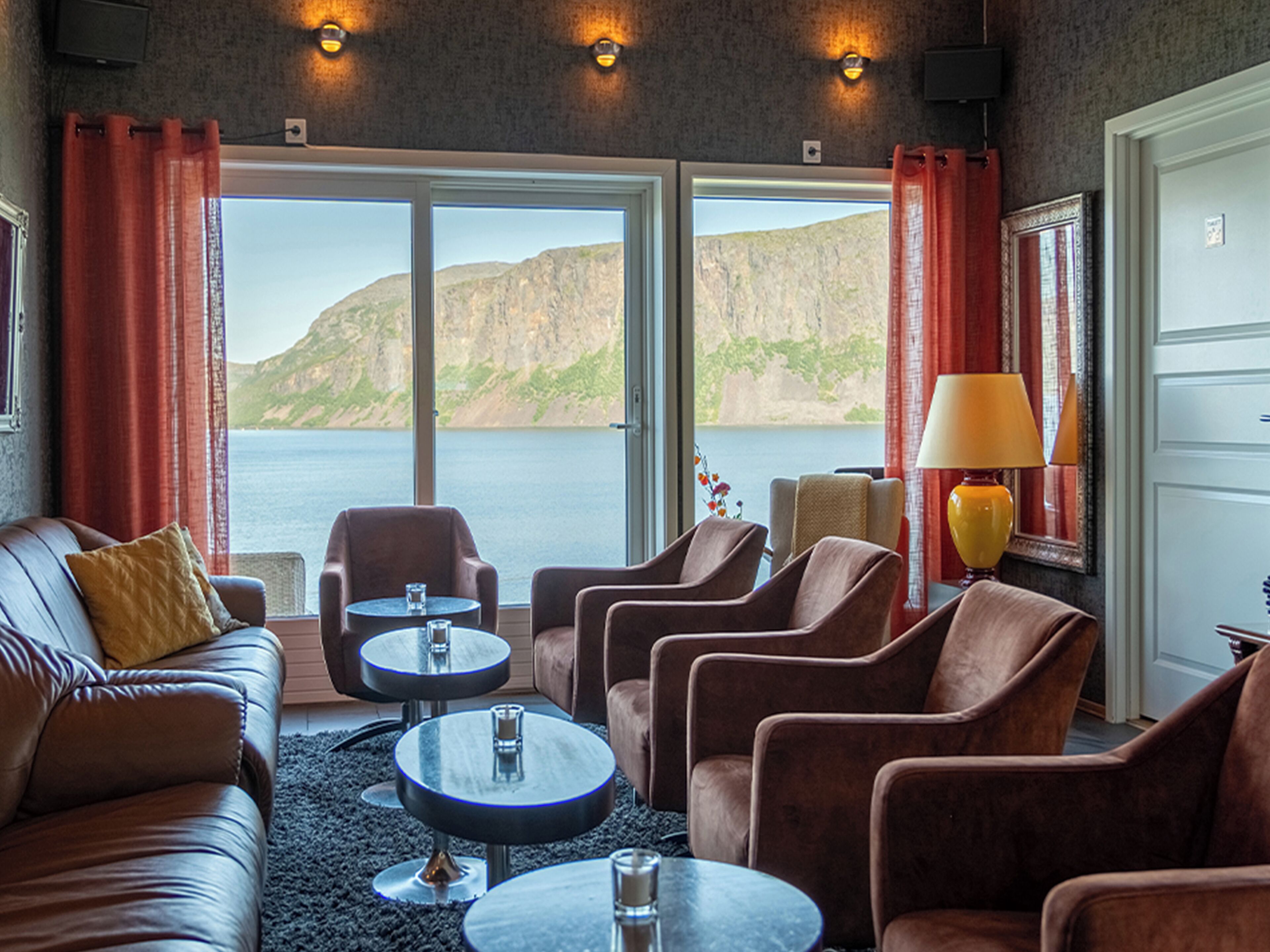 Beach views, serves breakfast, lunch and dinner