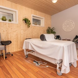 Un sauna, tratamientos corporales, masajes con piedras calientes
