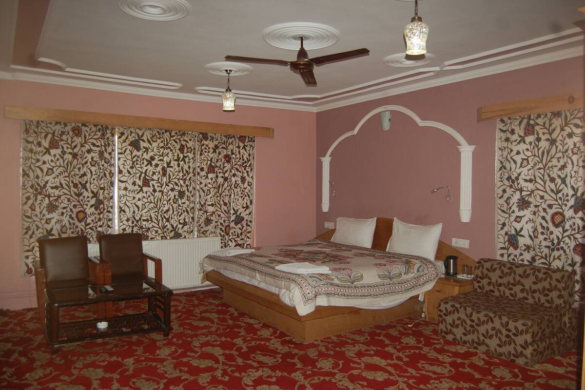 In-room safe, desk, soundproofing, iron/ironing board