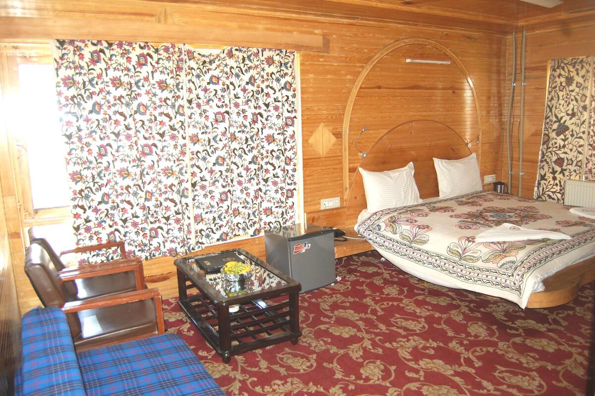 In-room safe, desk, soundproofing, iron/ironing board