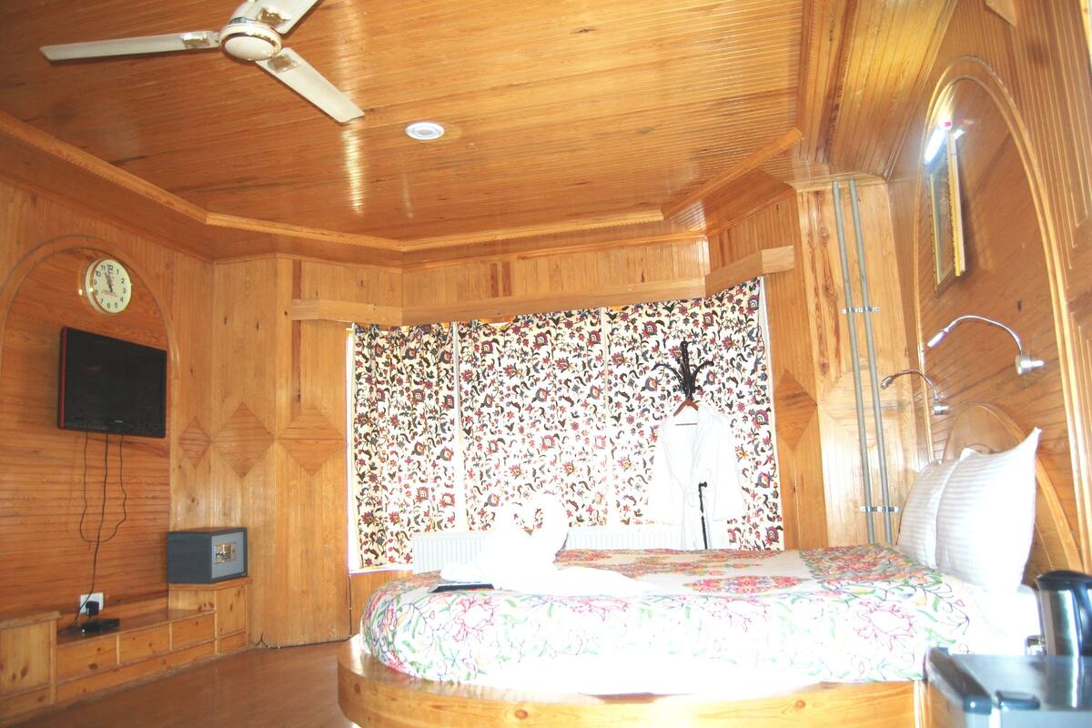 In-room safe, desk, soundproofing, iron/ironing board