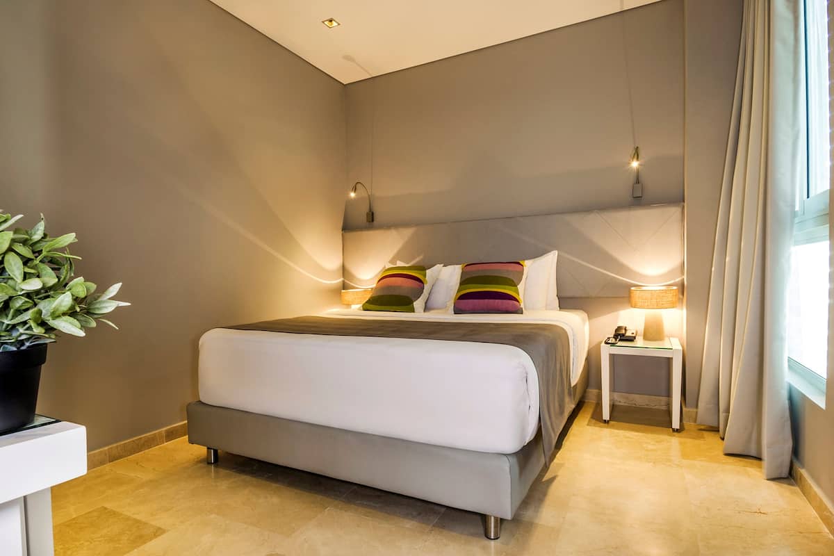 Luxe beddengoed, donzen dekbedden, pillowtop-bedden, een minibar