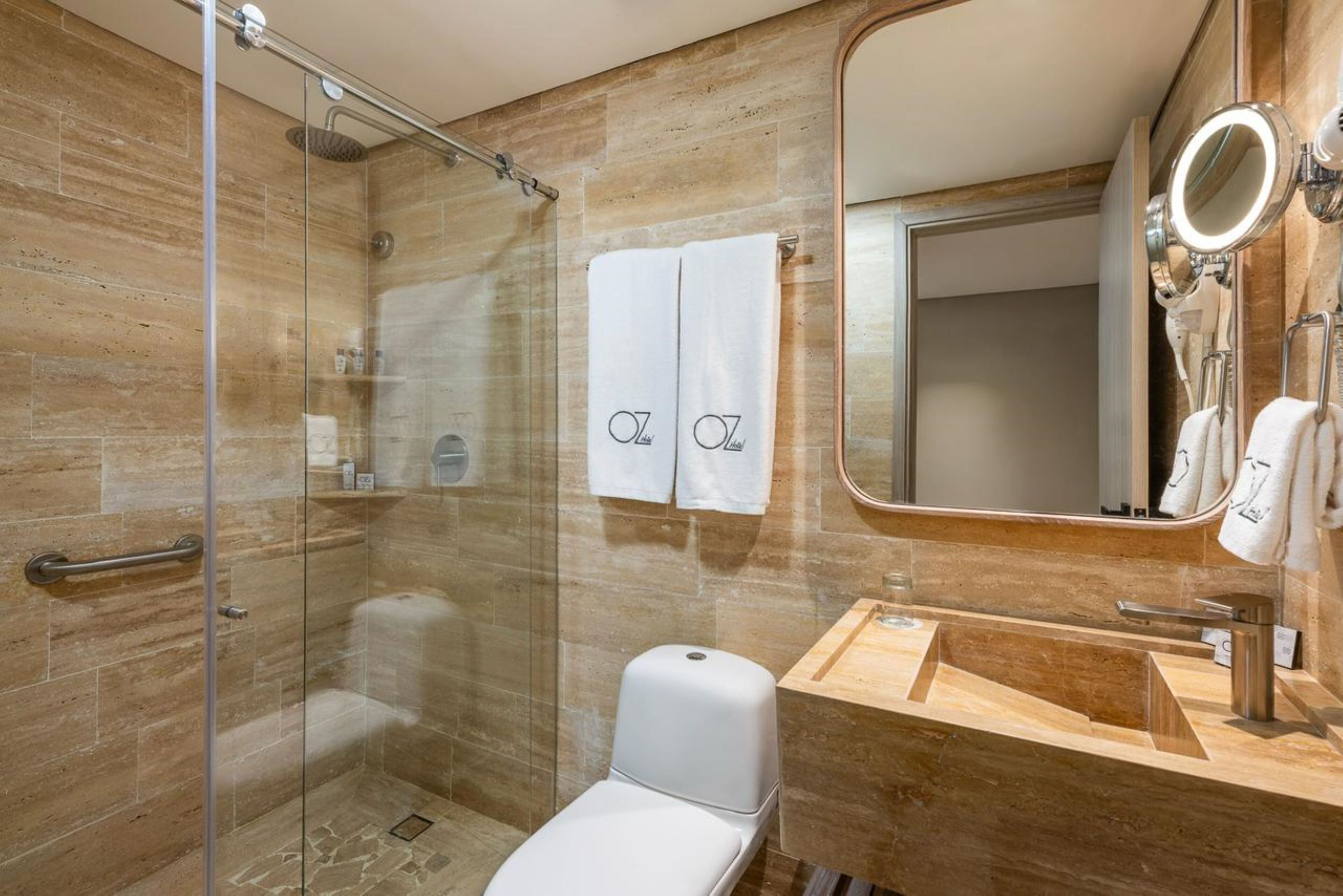 Douche, sèche-cheveux, serviettes fournies
