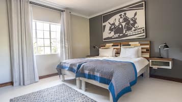 Standard Twin Room | In-room safe, desk, laptop workspace, bed sheets