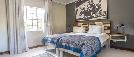 Standard Twin Room | In-room safe, desk, laptop workspace, bed sheets