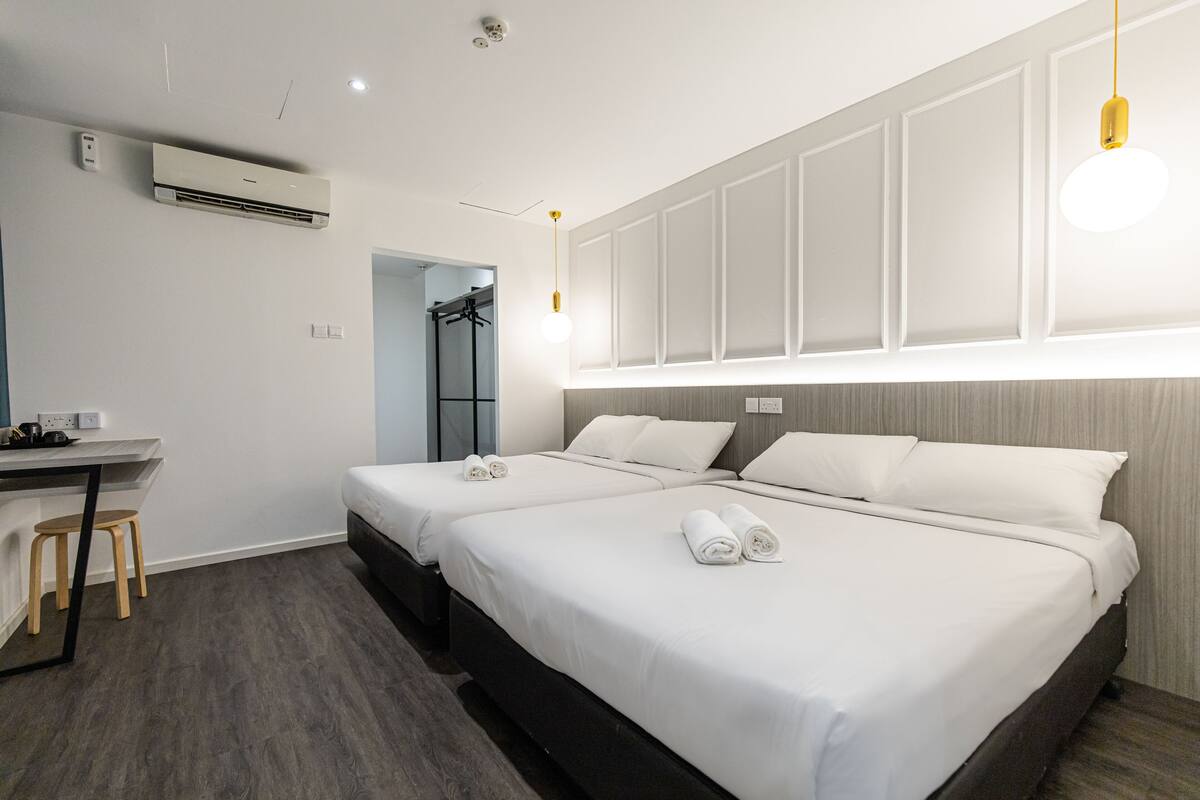 Escritorio, wifi gratis y ropa de cama 