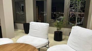 Cubrecamas, minibar y caja de seguridad en la habitación