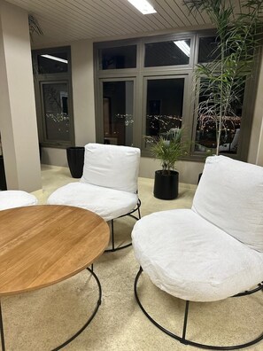 Edredons de pluma, frigobar, cofres nos quartos