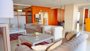 Lobby sitting area - Aguada Hotel (Trelew)