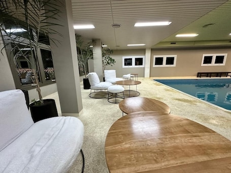 Una piscina techada. Aguada Hotel