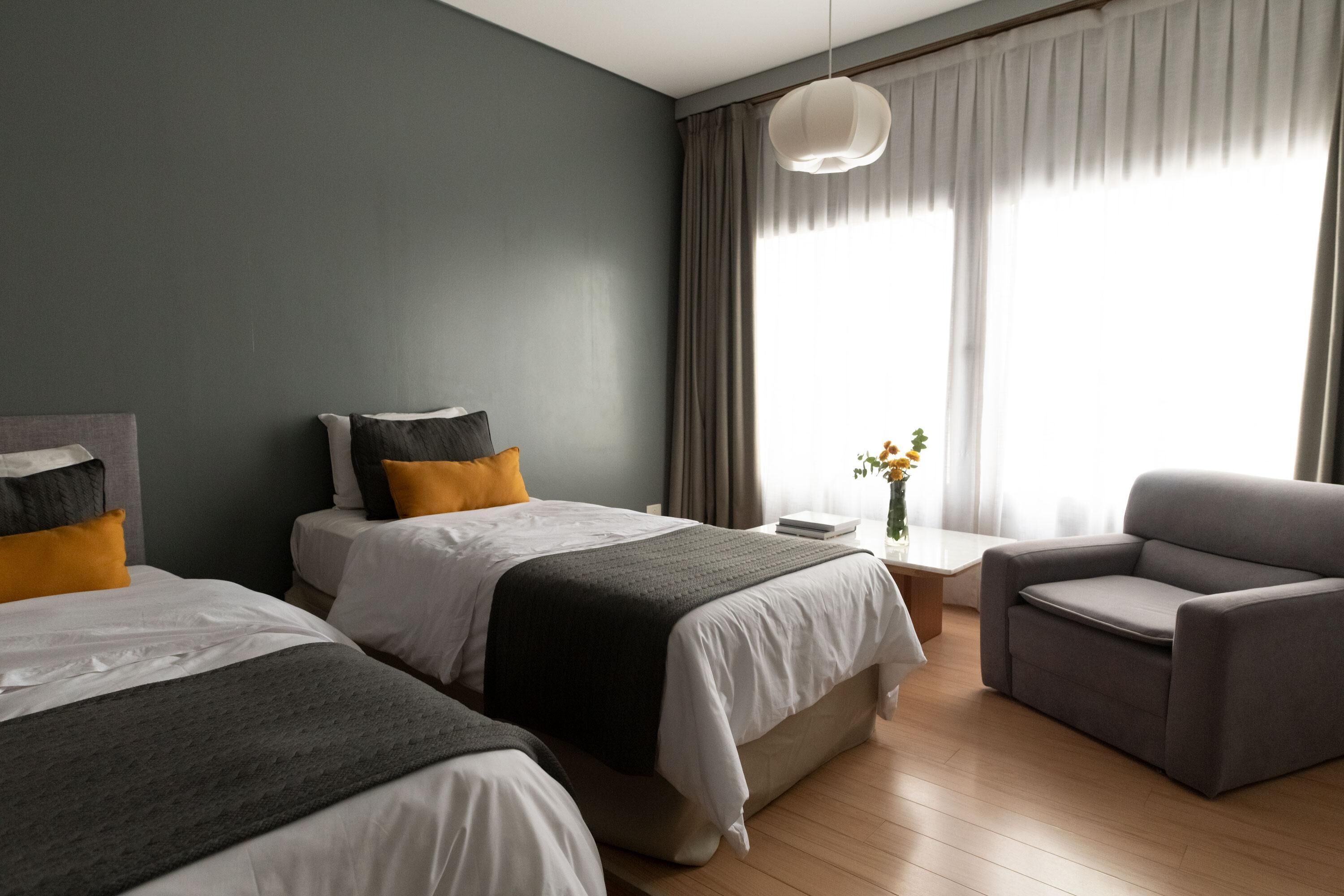 Edredón, minibar y caja de seguridad en la habitación 