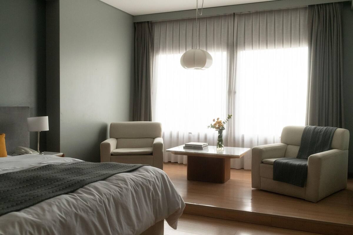 Couette en duvet, minibar, coffre-fort, décor unique