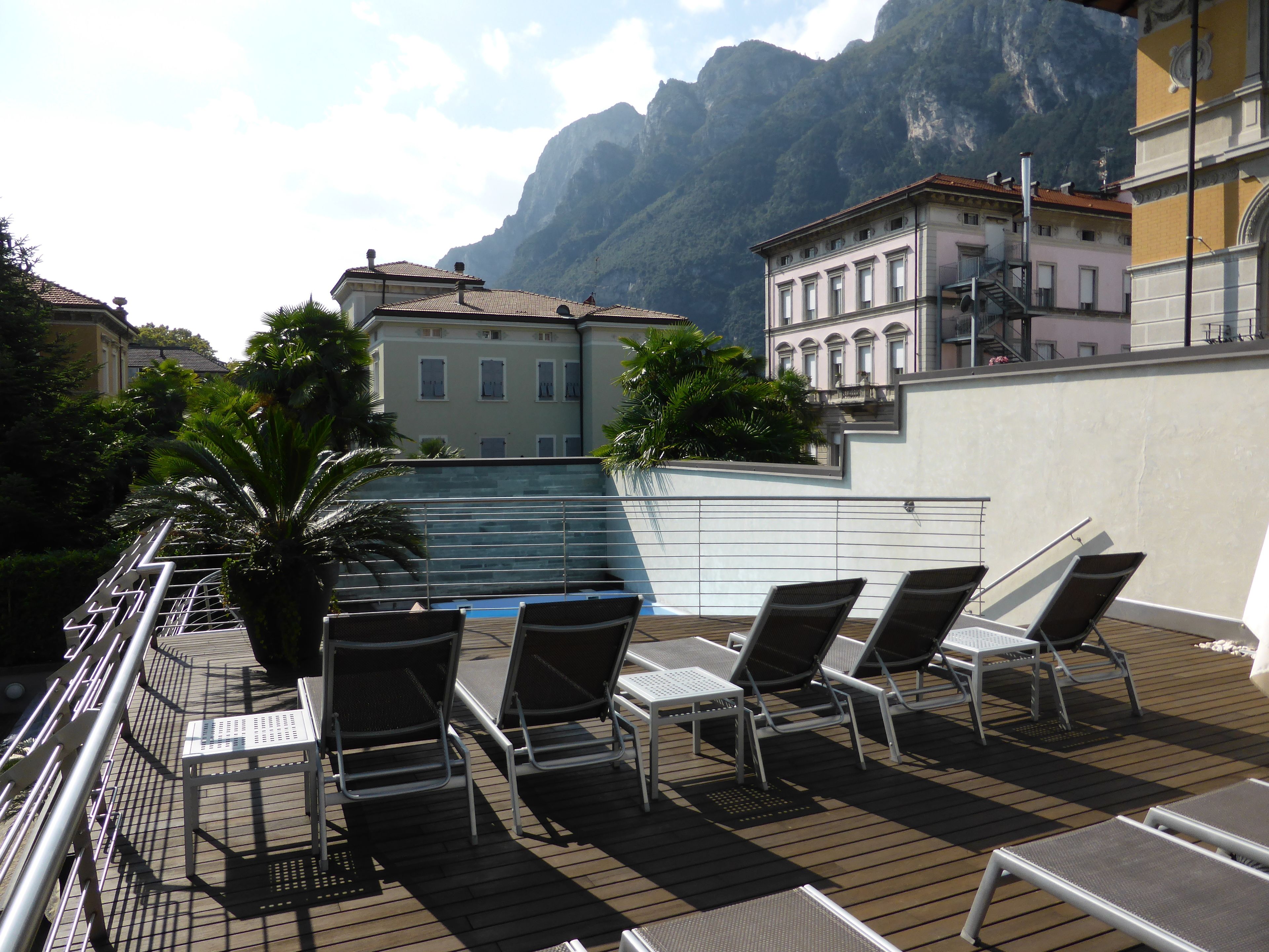 季節限定屋外プール、プール パラソル、サンラウンジャー