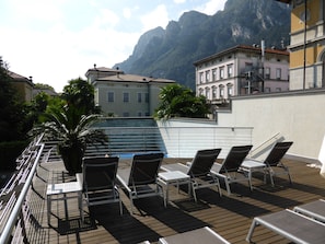 Kauden mukainen ulkouima-allas, aurinkovarjoja, aurinkotuoleja