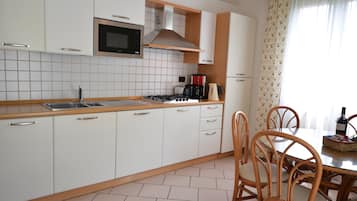Lejlighed - 2 soveværelser - terrasse | Privat køkken | Køleskab/fryser i fuld størrelse, mikrobølgeovn, kogeplade