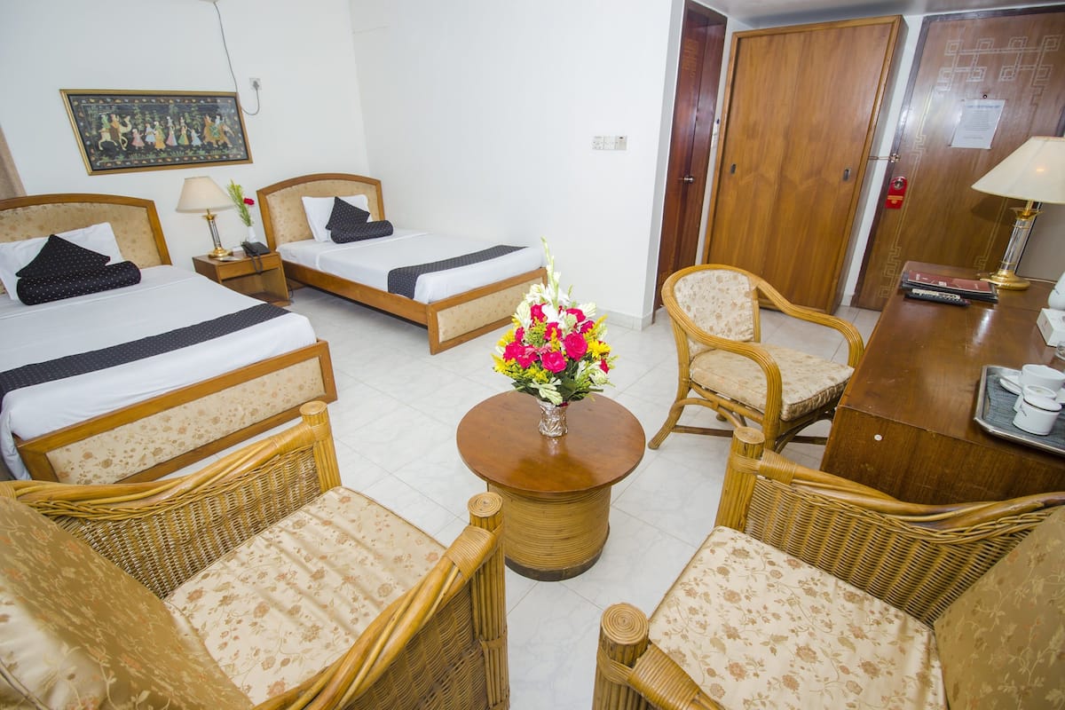 Habitación superior con 2 camas individuales, 2 habitaciones, fumadores, vistas a la ciudad | Servicio de la habitación