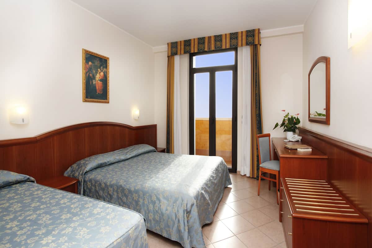 Chambre Triple Supérieure, vue lac | Coffres-forts dans les chambres, bureau