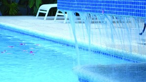 Outdoor pool, sun loungers - Hotel Rs Suites (Tuxtla Gutierrez)