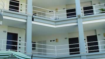 Alberca al aire libre y camastros