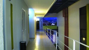 Corredor com vista para o horizonte urbano à noite.