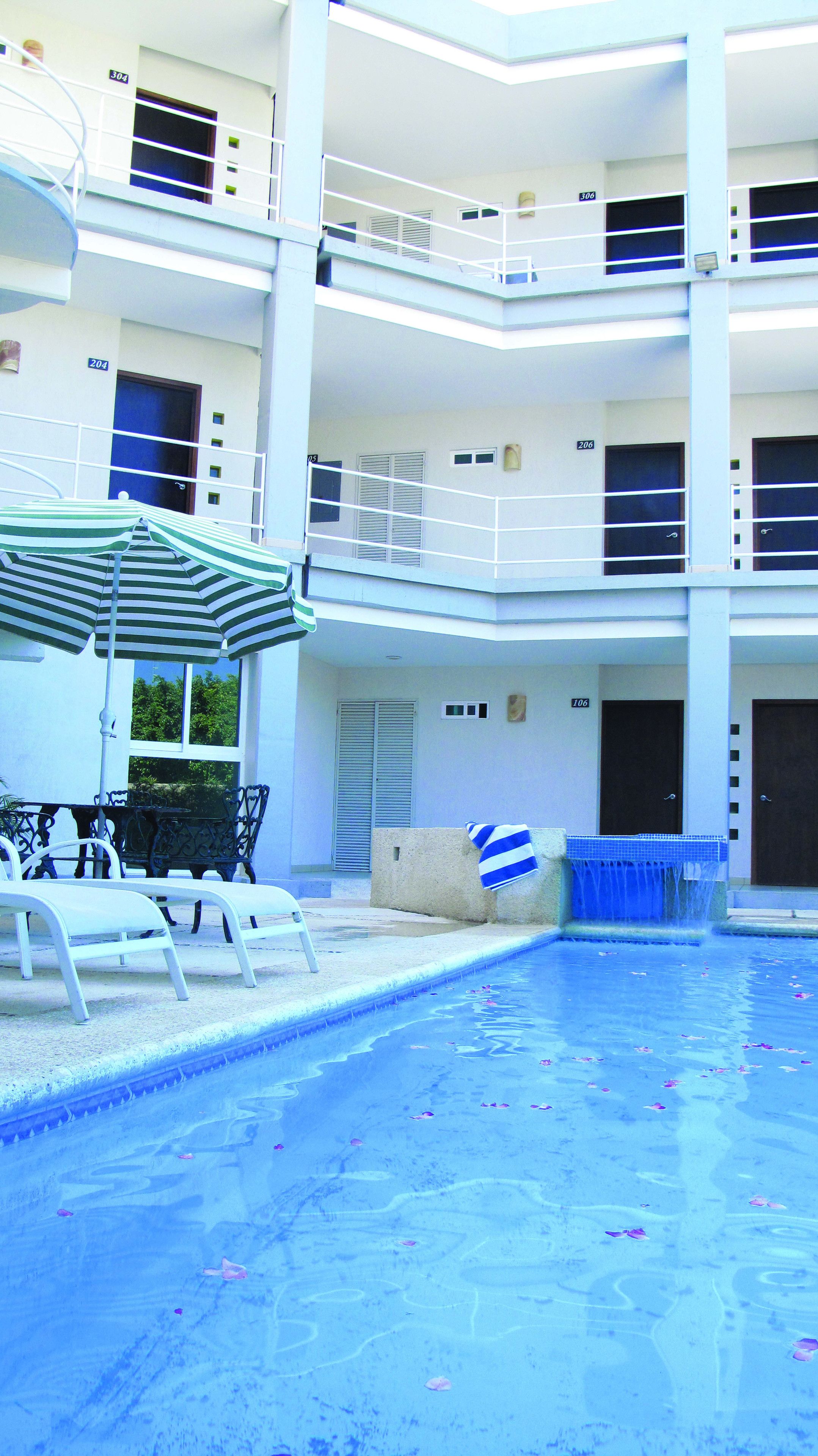 حمّام سباحة خارجي، مقاعد للتشمس