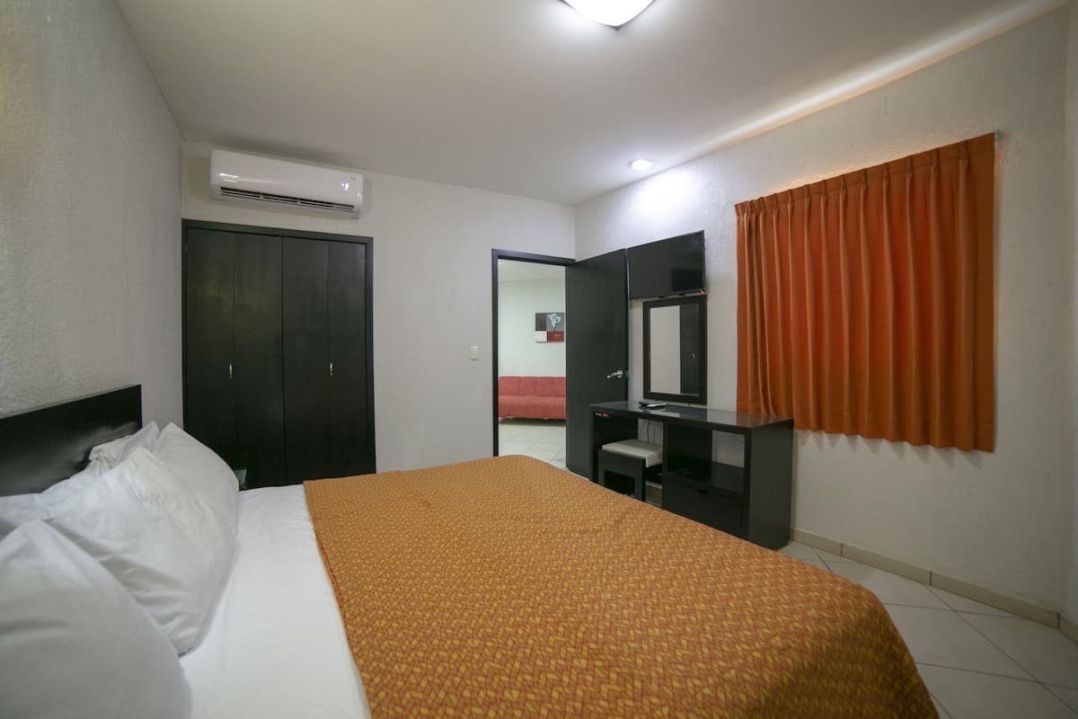 Junior suite, 1 kingsize bed | 1 slaapkamer, een bureau, een laptopwerkplek, verduisterende gordijnen