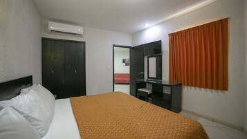 Suite junior, 1 cama King size | Escritorio, espacio para trabajar con laptop y cortinas blackout