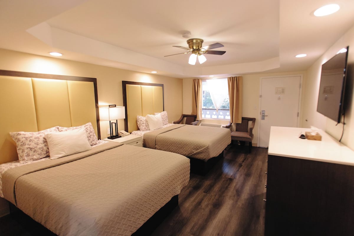 Habitación doble, 2 camas Queen size | Ropa de cama de alta calidad y espacio para trabajar con laptop