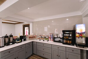 Free daily on-the-go breakfast  - Riverbend Motel & Cabins (Helen)