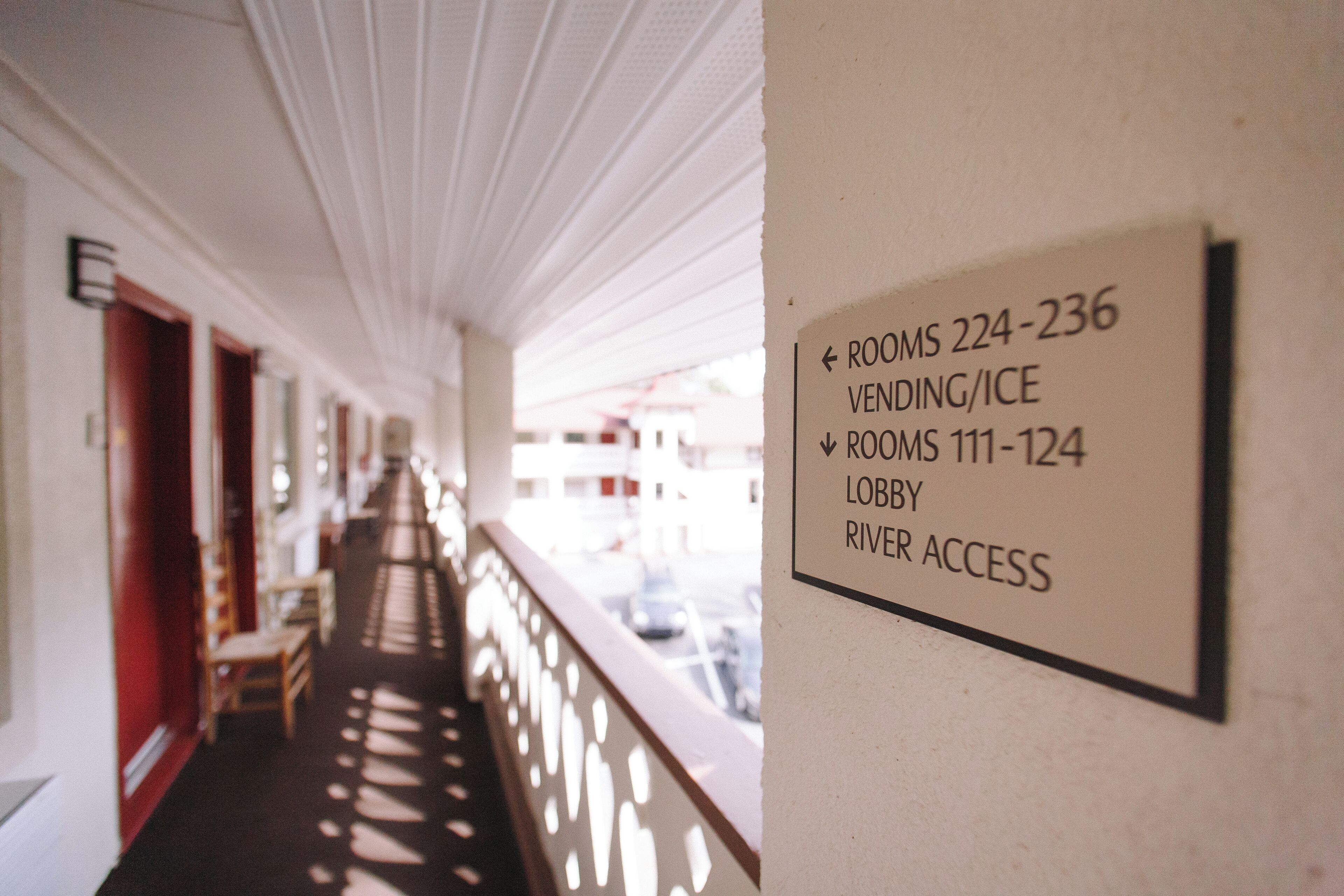 A corridor with a sign indicating rooms 224-236 for vending/ice and rooms 111-124 for the lobby and river access.
