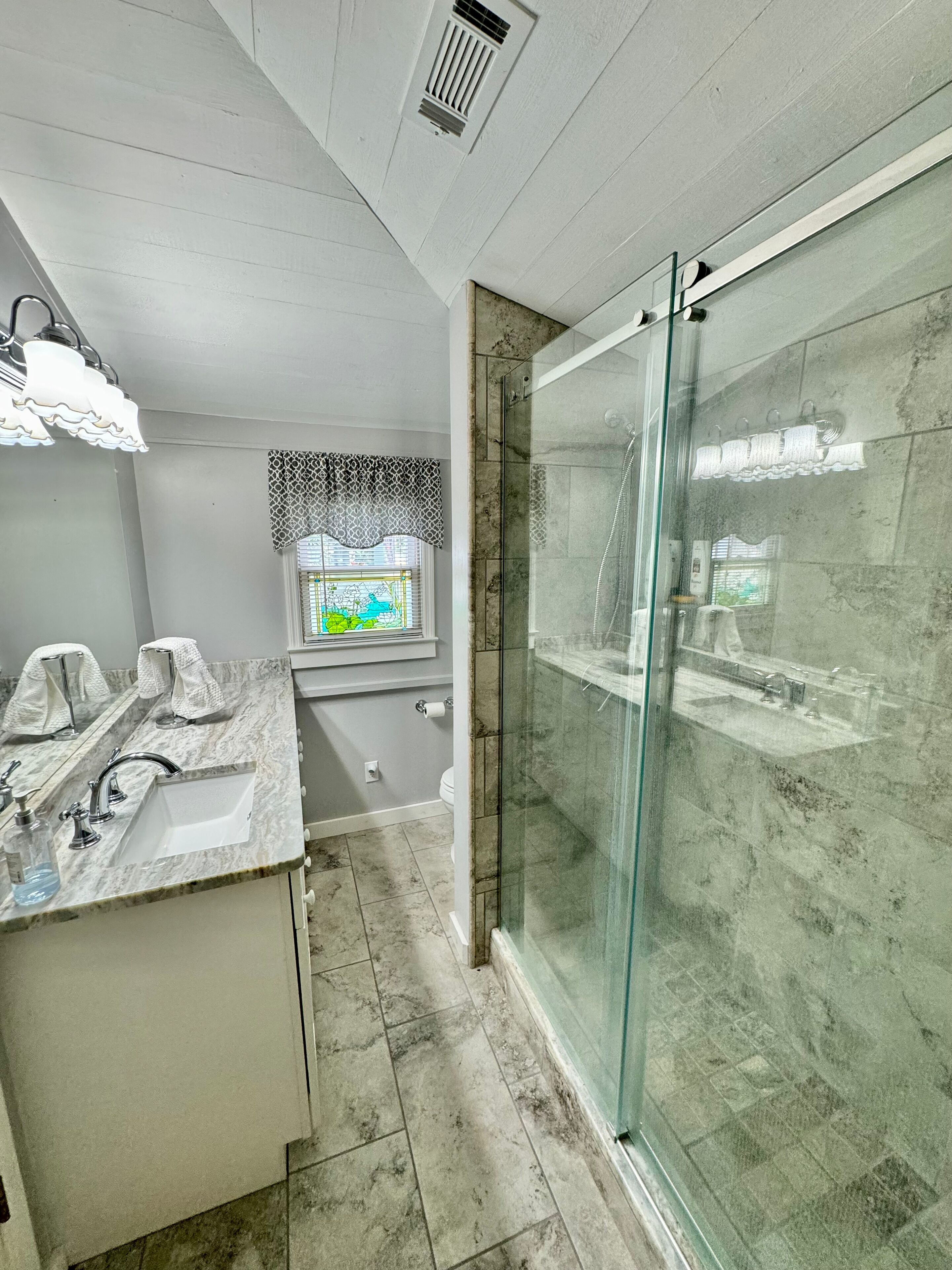 Cottage | Bathroom | Shower, free toiletries, hair dryer, towels