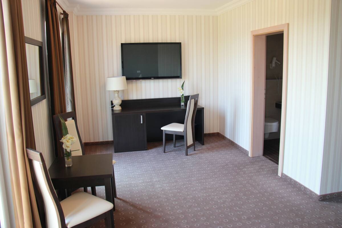 Free cots/infant beds, rollaway beds, free WiFi, bed sheets