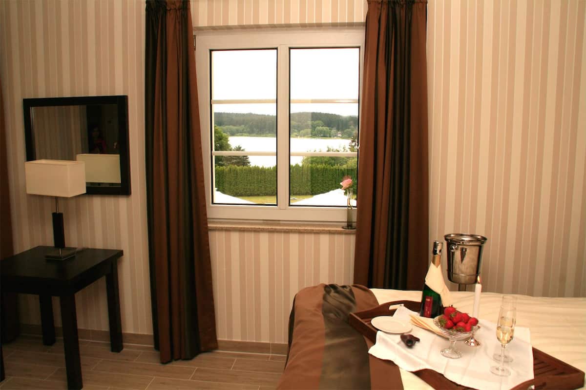 standard double room, lake view | free cots/infant beds, rollaway beds, free wifi, bed sheets