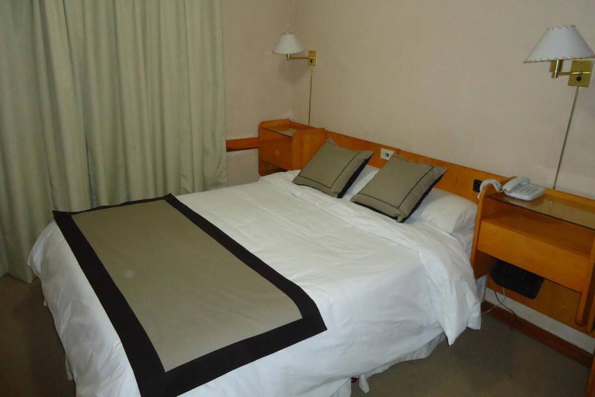 Ropa de cama de alta calidad, minibar, caja fuerte y escritorio